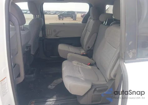 2021 Toyota Sienna Le z USA, uszkodzony, nr VIN 5TDKRKEC3MS057213